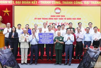 Chủ tịch nước Võ Văn Thưởng trao ủng hộ đợt 1 cho tỉnh Điện Biên. (Ảnh: HƯƠNG ĐIỆP)