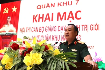 Thiếu tướng Trần Vinh Ngọc phát biểu khai mạc hội thi.