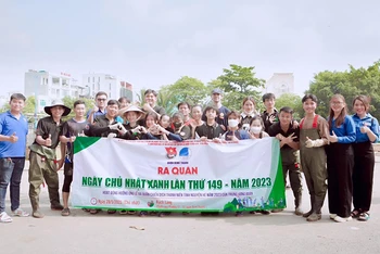 Các đoàn viên, thanh niên Thành phố Hồ Chí Minh chuẩn bị ra quân thực hiện các hoạt động tình nguyện bảo vệ môi trường.