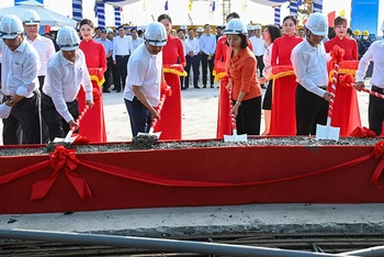 Lãnh đạo thành phố Hà Nội và các đại biểu thực hiện nghi thức hợp long cầu Vĩnh Tuy giai đoạn 2. (Ảnh: Duy Linh)
