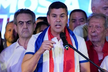 Ông Santiago Peña Palacios (giữa) của đảng cầm quyền Colorado đã chiến thắng trong bầu cử Tổng thống Paraguay. (Ảnh: DPA)