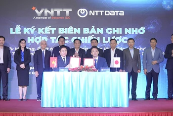 Ký kết hợp tác chiến lược giữa Công ty VNTT và NTT Data trước sự chứng kiến của lãnh đạo tỉnh Bình Dương và lãnh đạo doanh nghiệp hai bên.