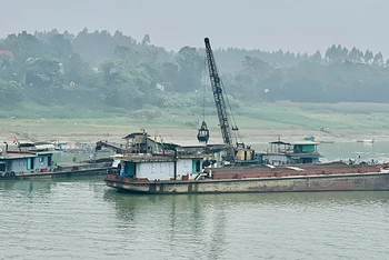 Việc khai thác cát sỏi trên sông đang được tỉnh Phú Thọ siết chặt nhằm hạn chế tình trạng khai thác cát sỏi chưa đúng quy định của pháp luật.