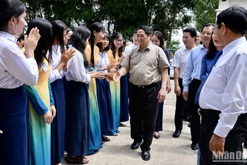 Thủ tướng Phạm Minh Chính thăm Trường phổ thông dân tộc nội trú THPT An Giang.
