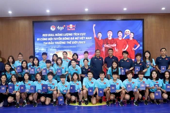 Lễ trao thưởng cho đội tuyển bóng đá nữ Việt Nam. (Ảnh: VFF)