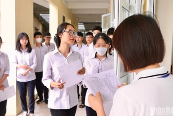 Các thí sinh làm thủ tục vào phòng thi tại điểm thi Trường Trung học phổ thông Ngô Quyền, thành phố Nam Định, tỉnh Nam Định.
