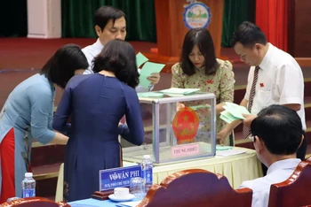 Kiểm phiếu miễn nhiệm chức danh Chủ tịch Ủy ban nhân dân tỉnh Đồng Nai đối với ông Cao Tiến Dũng.