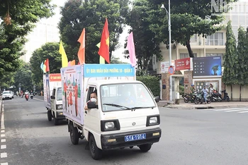 Xe diễn hành tuyên truyền và cung cấp dịch vụ nâng cao chất lượng dân số tại quận 3, Thành phố Hồ Chí Minh.