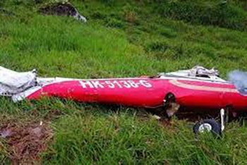Phần đuôi của chiếc máy bay Cessna bị rơi tại Colombia. (Ảnh: Eseuro)