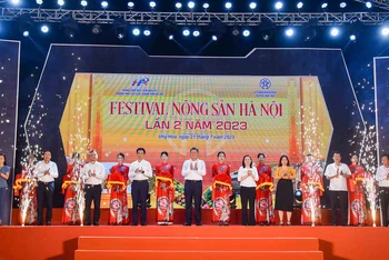 Các đại biểu cắt băng khai mạc Festival nông sản Hà Nội lần 2 năm 2023.