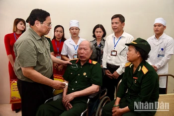 Thủ tướng Phạm Minh Chính thăm các thương binh nặng đang điều trị tại Trung tâm Điều dưỡng thương binh Nho Quan.