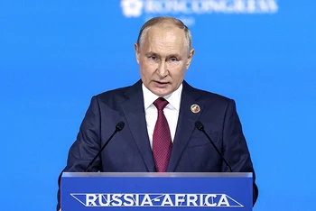 Tổng thống Nga Vladimir Putin phát biểu tại phiên họp toàn thể Hội nghị thượng đỉnh Nga-châu Phi ở thành phố St. Petersburg ngày 27/7/2023. (Ảnh: AFP/TTXVN)