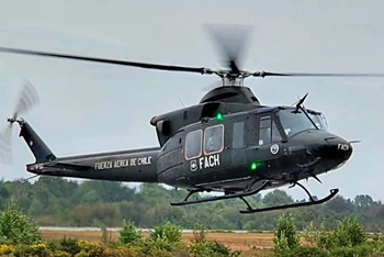 Chiếc trực thăng quân sự Bell-412 đang thực hiện nhiệm vụ của Lực lượng Không quân Chile. (Ảnh: MercoPress)