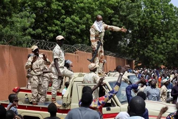 Lực lượng an ninh Niger giải tán những người biểu tình ủng hộ đảo chính tập trung bên ngoài Đại sứ quán Pháp. (Ảnh: Reuters)