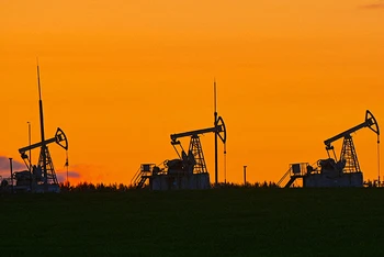 Giá dầu giảm do triển vọng nguồn cung tích cực