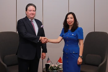 Thứ trưởng Ngoại giao Lê Thị Thu Hằng và Đại sứ Hoa Kỳ Marc Knapper. (Ảnh: Bộ Ngoại giao)