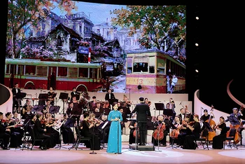 Dàn nhạc SSO biểu diễn trong lễ khánh thành Nhà hát Hồ Gươm.