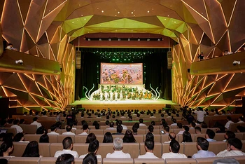 Hòa nhạc Giao hưởng Tháng Tám là buổi hòa nhạc quốc tế đầu tiên khai màn công trình Nhà hát Hồ Gươm.