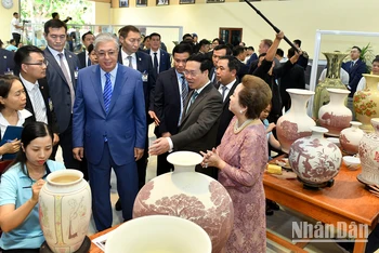 Chủ tịch nước Võ Văn Thưởng và Tổng thống Cộng hòa Kazakhstan Kassym-Jomart Tokayev thăm xưởng sản xuất gốm Chu Đậu tại xã Thái Tân, huyện Nam Sách, tỉnh Hải Dương.