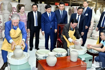 Chủ tịch nước Võ Văn Thưởng và Tổng thống Cộng hòa Kazakhstan Kassym-Jomart Tokayev trải nghiệm làm gốm Chu Đậu. 