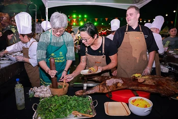 Bộ trưởng Ngoại giao Australia Penny Wong chế biến món ăn truyền thống Australia cùng các đầu bếp. (Ảnh: Đại sứ quán Australia)