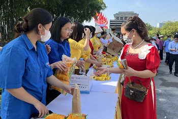 Sở Du lịch Hà Nội tặng quà cho khách đến viếng Lăng Chủ tịch Hồ Chí Minh.
