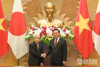 Chủ tịch Quốc hội Vương Đình Huệ và Chủ tịch Thượng viện Nhật Bản Otsuji Hidehisa.
