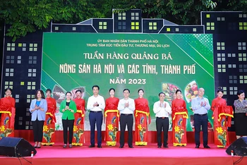 Các đại biểu cắt băng khai mạc Tuần hàng quảng bá nông sản Hà Nội và các tỉnh, thành phố 2023. 