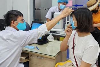 Bác sĩ thăm khám cho bệnh nhân bị đau mắt đỏ tại Bệnh viện Mắt Thành phố Hồ Chí Minh.