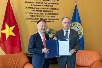 Đại sứ Ngô Hướng Nam (trái) và Tổng Giám đốc OPCW, ông Fernando Arias. 