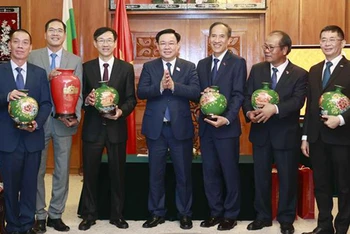 Chủ tịch Quốc hội Vương Đình Huệ tặng quà lưu niệm cho các Đại sứ Việt Nam tại Bulgaria, Séc, Romania, Slovakia, Hy Lạp và Thổ Nhĩ Kỳ. (Ảnh: TTXVN)