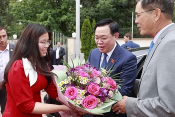 Chủ tịch Quốc hội Vương Đình Huệ gặp gỡ cộng đồng người Việt Nam tại Bulgaria và một số nước trong khu vực. 