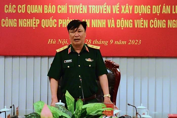 Trung tướng Nguyễn Mạnh Hùng, Bí thư Đảng ủy, Chính ủy Tổng cục Công nghiệp quốc phòng phát biểu tại hội nghị. 