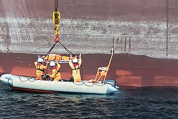 Lực lượng cứu hộ Trung tâm phối hợp tìm kiếm cứu nạn Hàng hải khu vực II tiếp cận tàu hàng, đưa người bị nạn về đất liền.