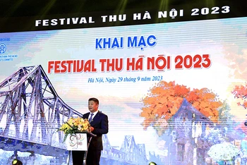 Phó Chủ tịch Ủy ban nhân dân thành phố Hà Nôi Nguyễn Mạnh Quyền phát biểu khai mạc Festival Thu Hà Nội năm 2023. (Ảnh: Hà Nam)