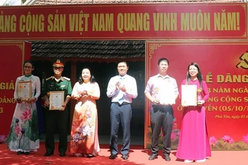 Ban tổ chức trao giải A cho các tác giả có tác phẩm xuất sắc tại Giải Búa liềm vàng tỉnh Phú Yên năm 2023