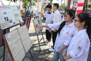 Đông đảo học sinh thành phố Bắc Giang đến tham quan Trưng bày “Bác Hồ với Bắc Giang-Bắc Giang với Bác Hồ”.