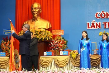 Phó Chủ tịch Thường trực Tổng Liên đoàn Lao động Việt Nam Trần Thanh Hải gắn Huân chương Độc lập hạng Nhì của Chủ tịch nước tặng Liên đoàn Lao động tỉnh Đồng Nai.