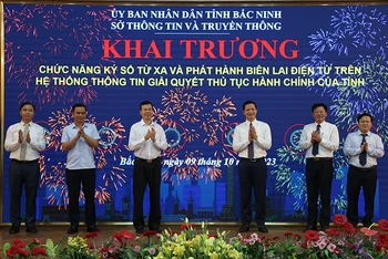 Lãnh đạo tỉnh Bắc Ninh và các đại biểu thực hiện nghi thức khai trương chức năng ký số từ xa.