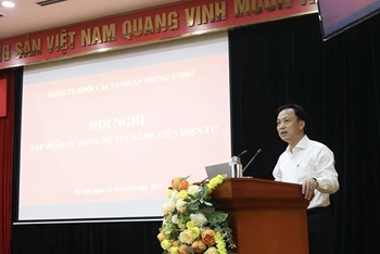 Đồng chí Lại Xuân Lâm, Phó Bí thư Thường trực Đảng ủy Khối phát biểu.