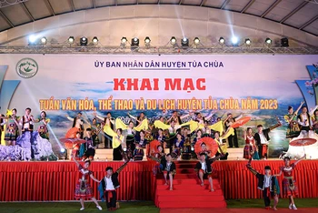 Chương trình văn nghệ đặc sắc do các diễn viên, nhân dân huyện Tủa Chùa biểu diễn tại Lễ khai mạc Tuần Văn hóa, Thể thao và Du lịch Tủa Chùa.