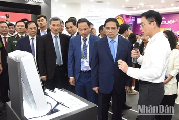 Thủ tướng Phạm Minh Chính đi thăm các cơ sở tại Trung tâm Đổi mới sáng tạo Quốc gia.