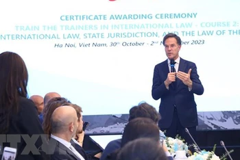 Thủ tướng Hà Lan Mark Rutte phát biểu tại Hội thảo bàn tròn về “Luật pháp quốc tế và Trật tự trên biển”. (Ảnh: TTXVN)