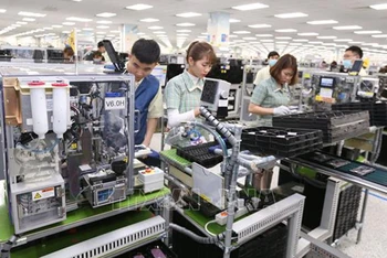 Công nhân Công Ty TNHH Samsung Electronics Việt Nam đóng trên địa bàn Khu Công nghiệp Yên Bình, phường Đồng Tiến, thị xã Phổ Yên, tỉnh Thái Nguyên sản xuất điện thoại thông minh. (Ảnh: TTXVN)