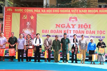 Đồng chí Nguyễn Xuân Thắng dự Ngày hội Đại đoàn kết toàn dân tộc ở Tri Lễ và tặng quà cho người dân địa phương.