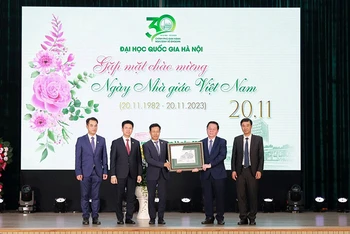 Đồng chí Nguyễn Trọng Nghĩa thăm, chúc mừng Đại học Quốc gia Hà Nội.