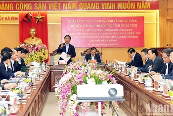 Đồng chí Trần Tuấn Anh đánh giá cao quá trình triển khai Nghị quyết số 36-NQ/TW của Ban Chấp hành Trung ương Đảng khóa XII về chiến lược phát triển kinh tế biển Việt Nam đến năm 2030, tầm nhìn đến năm 2045 ở Hà Tĩnh.