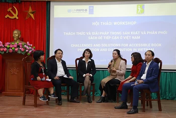 Các đại biểu tham gia tọa đàm Thực trạng và giải pháp cho công tác sản xuất và phân phối sách dễ tiếp cận ở Việt Nam.