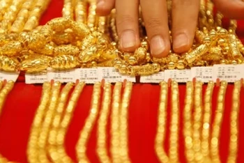 Giá vàng ngày 16/1: Vàng miếng đứng yên, vàng nhẫn SJC vượt 64 triệu đồng/lượng