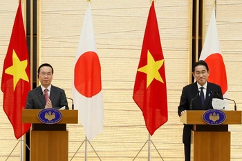 Chủ tịch nước Võ Văn Thưởng và Thủ tướng Nhật Bản Kishida Fumio tại cuộc gặp gỡ báo chí. (Ảnh: Thống Nhất-TTXVN)